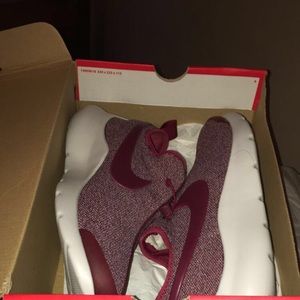 Nike aptare (burgundy)